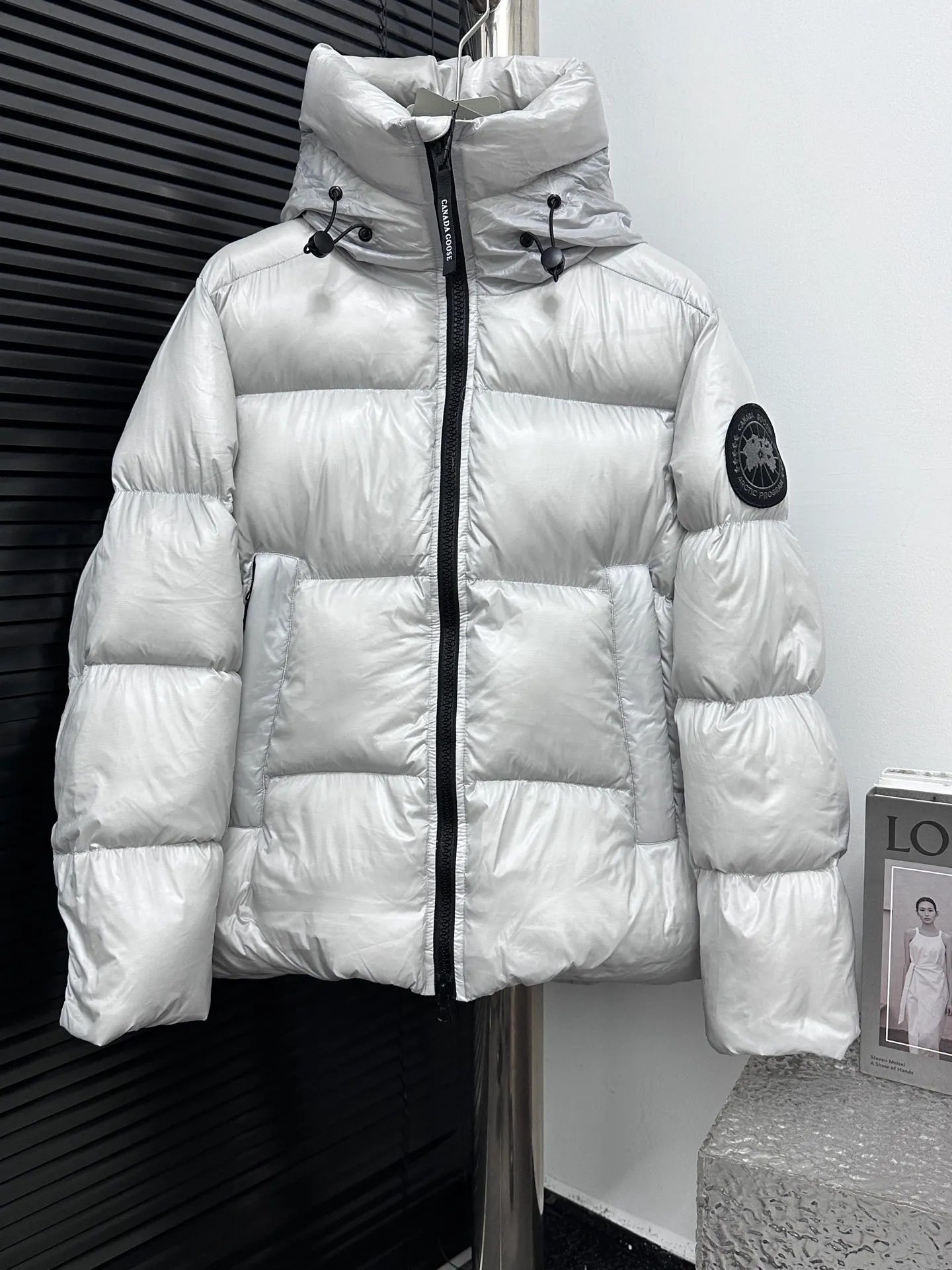 P780 [𝘾𝘼𝙉𝘼𝘿𝘼 𝙂𝙊𝙊𝙎𝙀] Canada Goose's limited new Crofton puff down jacket, top version, ceiling level Crofton soft loaf, 2024 latest style, cold protection effect up to level 4, using recycled Feather-Light tear-resistant fabric, ultra-light, no weight on the upper body at all! The unique black label highlights your temperament‼ ️ Canada Goose, a Canadian brand, has always been recognized as the warmest down jacket. Various Instagram celebrities, Internet celebrities, and celebrities often wear it for street photos. I make Canada Goose every year, but I still can't get rid of my love for it. No matter how cold the days are, there is no need to be afraid, because there is! Filled with 90% white duck down, it is the legendary warmest down jacket and is known as a must-have for Arctic outdoor sports! The most popular down jacket in the world, celebrities are rushing to buy it, it is a must-have!  Size: S~XXL